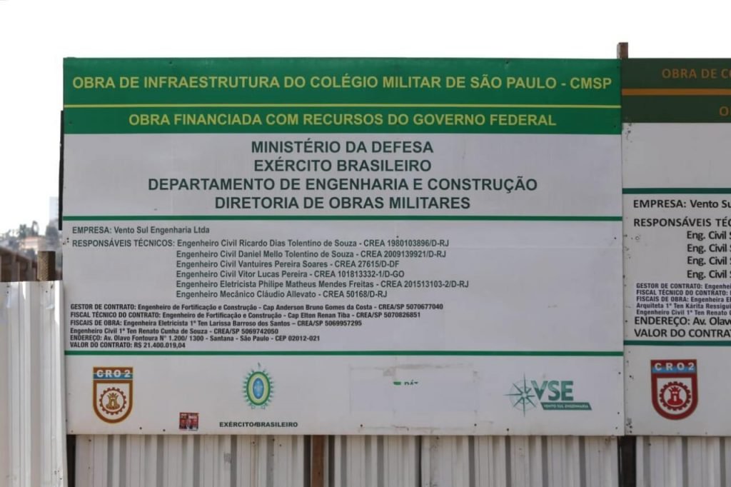 Placa de obra em colégio militar