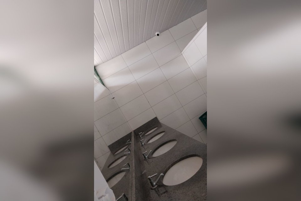 foto de banheiro com câmera no canto