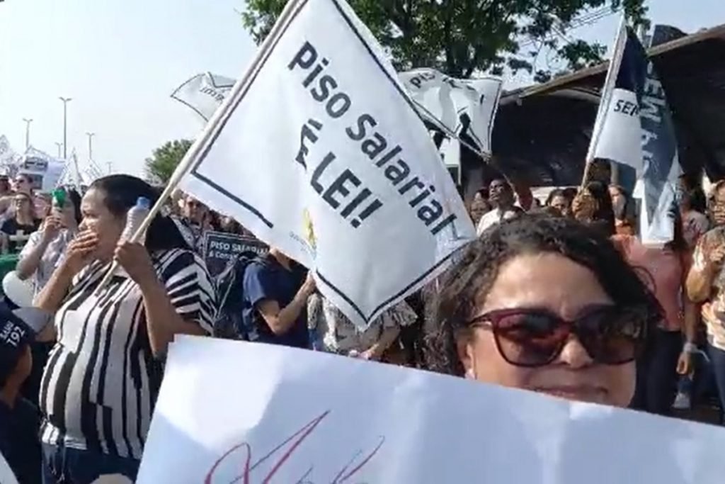 Profissionais de enfermagem protestam contra decisão do STF sobre piso em Goiânia, Goiás