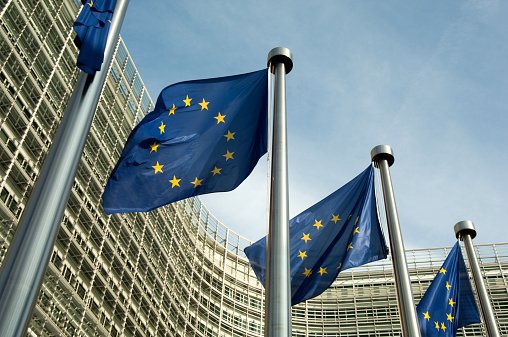 bandeiras da união europeia em frente a predio