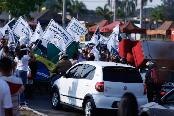 Manifestantes fazem protesto pela lei do piso salarial de enfermagem em Goiânia