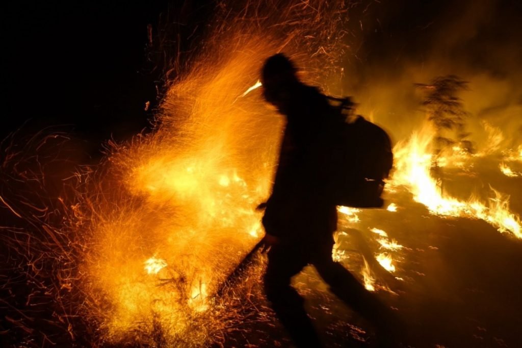 Brigadista em ação durante queimada na região de Cavalcante (GO), Chapada dos Veadeiros