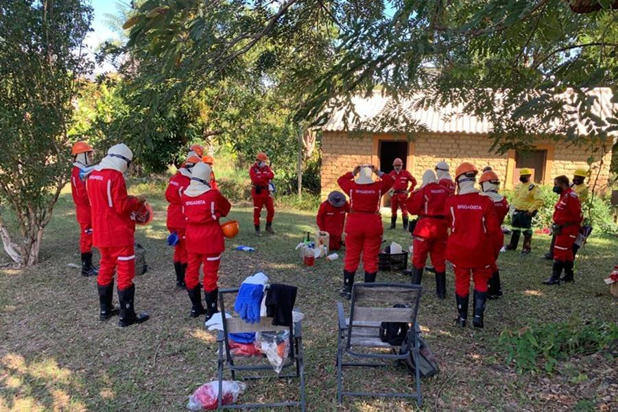 Brigadistas em ação na região de Cavalcante (GO), Chapada dos Veadeiros
