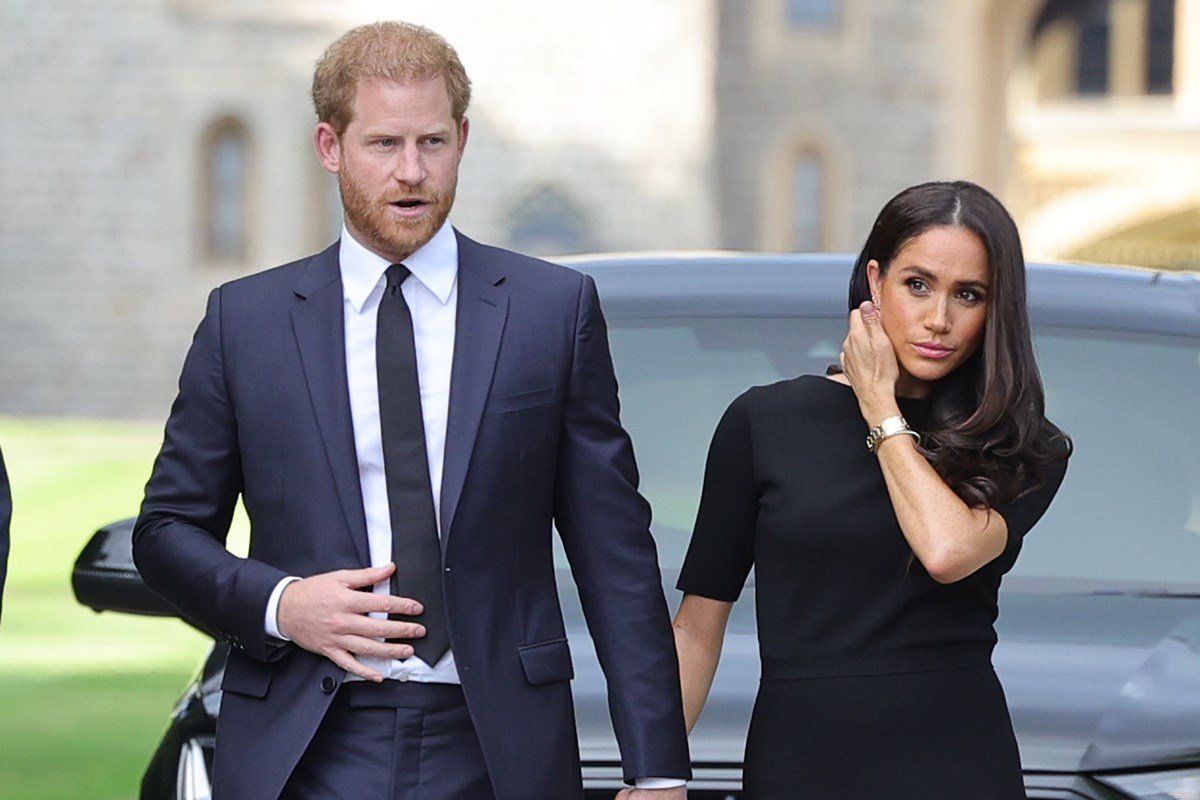 Harry está de mãos dadas com a esposa Meghan durante homenagens para a rainha Elizabeth 