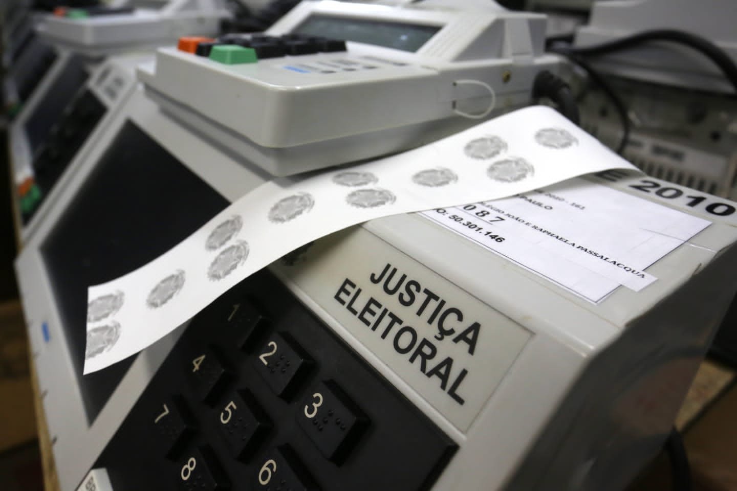 Ficha impressa na urna eletrônica TRE SP é é organizada para a eleição 2022