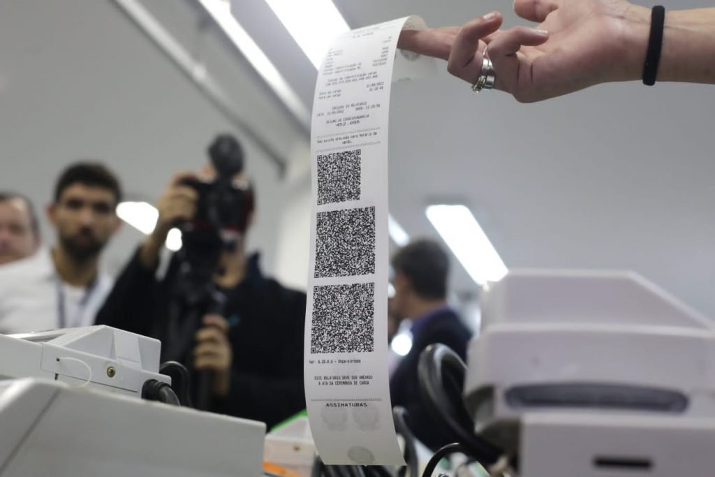 ficha impressa na urna eletrônica TRE SP é é organizada para a eleição 2022