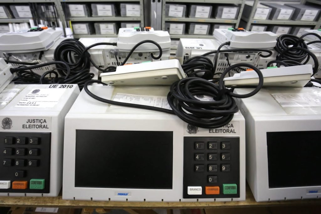 Urna eletronica é organizada para as eleições 2022