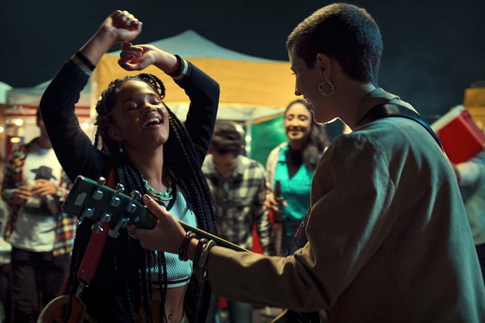 Cena da série Só Se For Por Amor, da Netflix