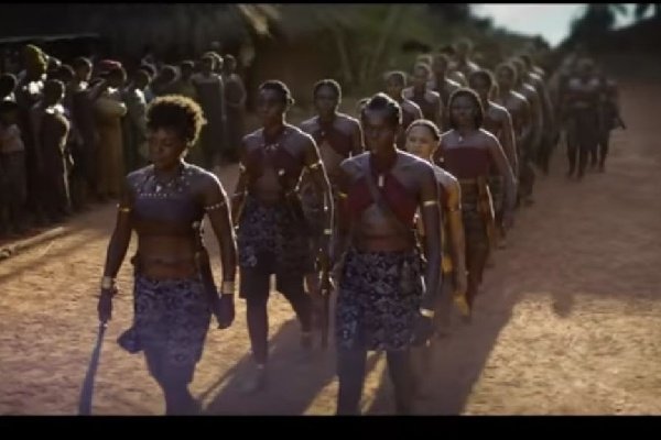 Imagem colorida do filme A Mulher Rei