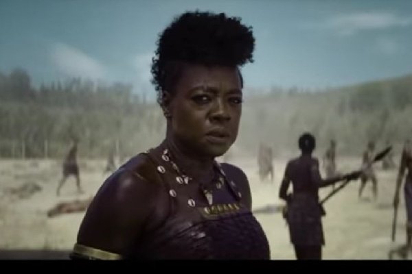 Imagem colorida do filme A Mulher Rei