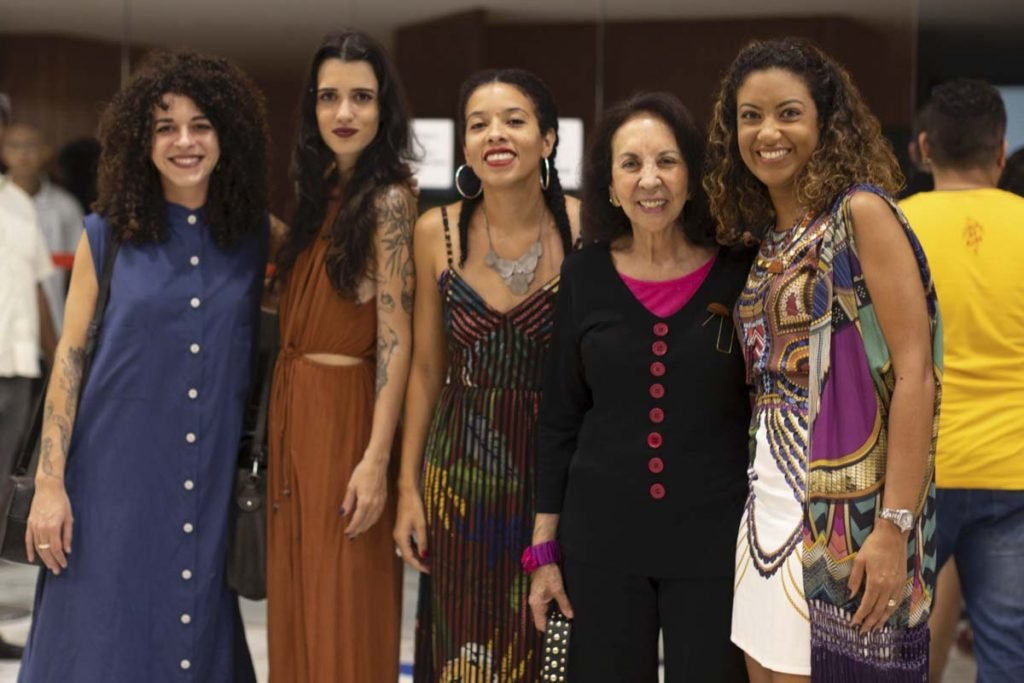 Ilka Teodoro e amigas durante estreia do documentário Me FareIlka Teodoro e amigas durante estreia do documentário Me Farei Ouvir no cine brasilia cinema i Ouvir no cine brasilia cinema