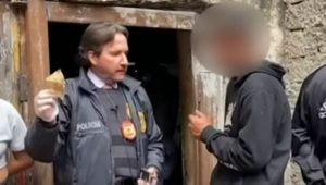 Vídeo flagrou o momento em que o homem tenta comprar crack do delegado