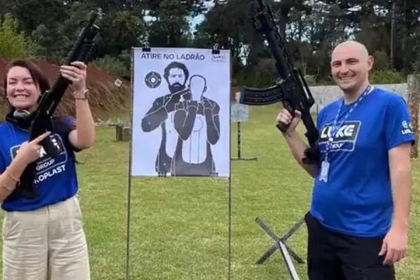 O empresário Luiz Henrique Crestani posa com um fuzil após atirar em um alvo de papel com a imagem de Lula