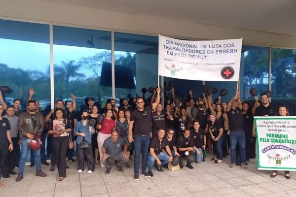 Trabalhadores do Hospital Universitário de Brasília (HUB) entram em greve e protestam na entrada da insituição, vestidos de preto e levantando cartazes - Metrópoles