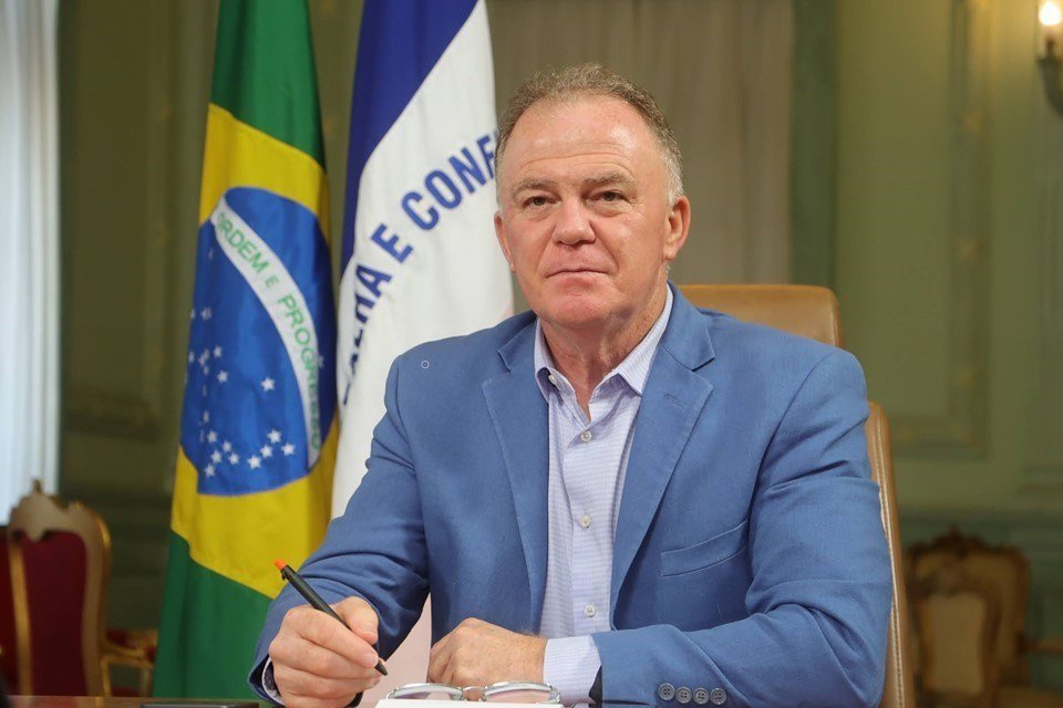 O governdor do Espírito Santo, Renato Casagrande, em sua sala, frente às bandeiras do estado e do Brasil - Metrópoles