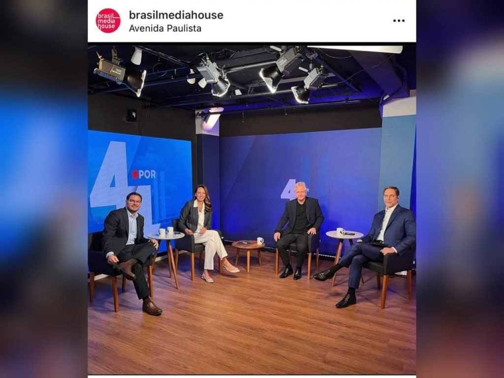 Postagem da empresa Brasil Media House mostra os apresentadores Augusto Nunes, Ana Paula Henkel, Luís Ernesto Lacombe e Rodrigo Constantino no Programa 4 por 4