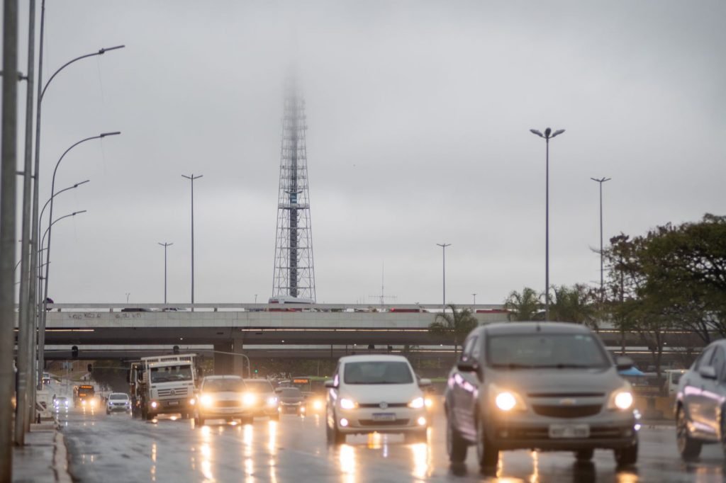 torre de tv encoberta pela neblina e chuva