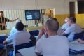 Detentos assistindo aula do Encceja