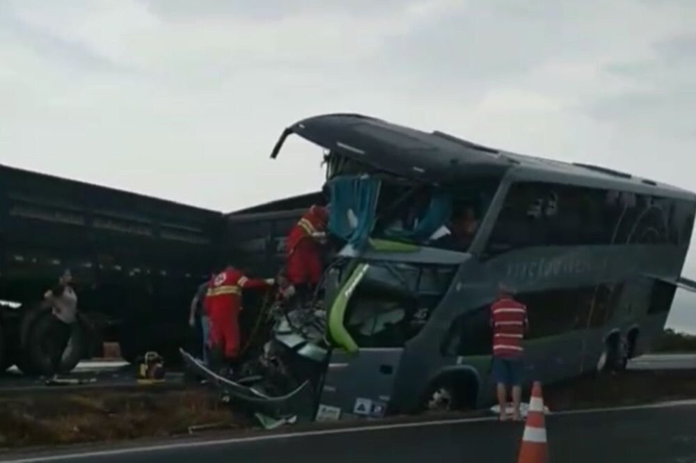 acidente onibus de rio quente minas gerais br 153 (1)