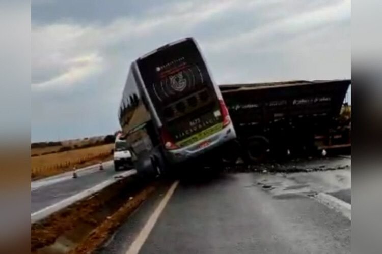 acidente onibus de rio quente minas gerais br 153 (2)