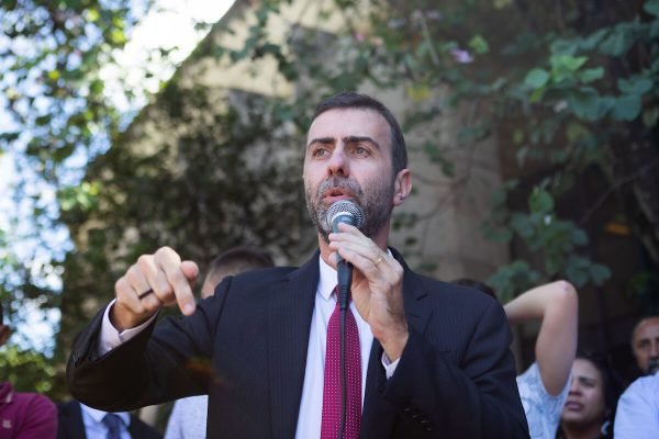 Foto colorida mostra o deputado Marcelo Freixo conversando com um microfone em uma das mãos - Metrópoles