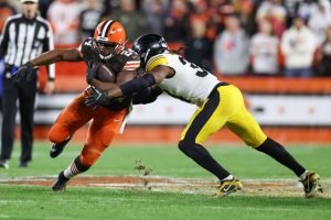 Jogador dos Browns passa por atleta dos Steelers