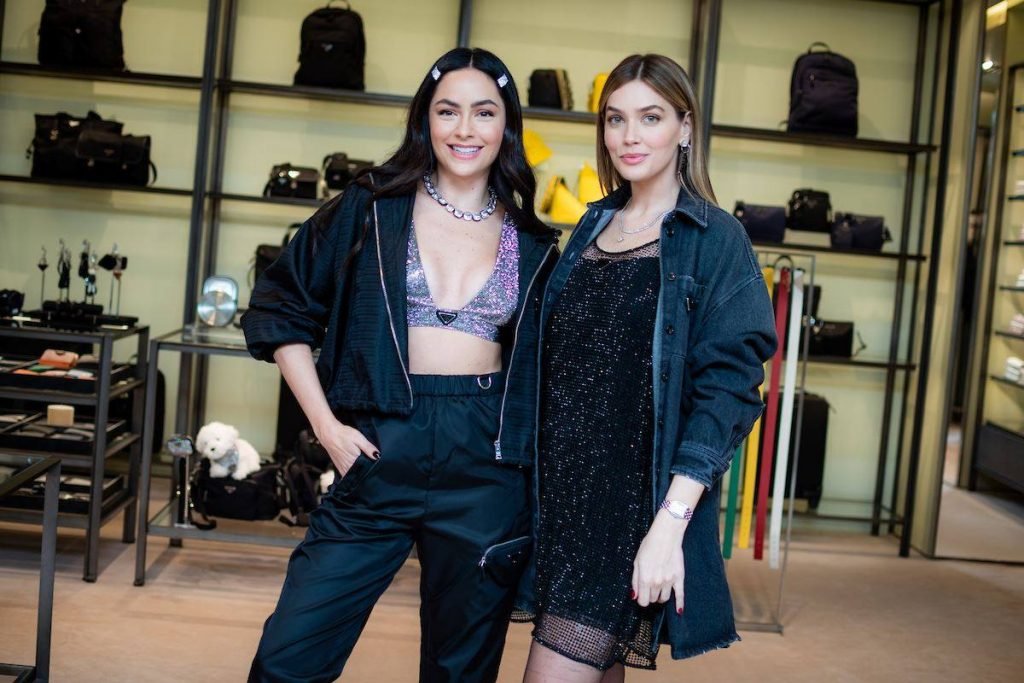 Duas mulheres brancas posando para foto em uma loja