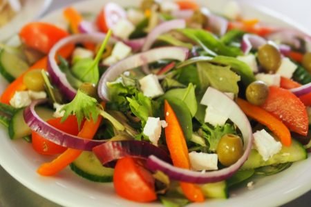Imagem de prato de salada colorido - Metrópoles