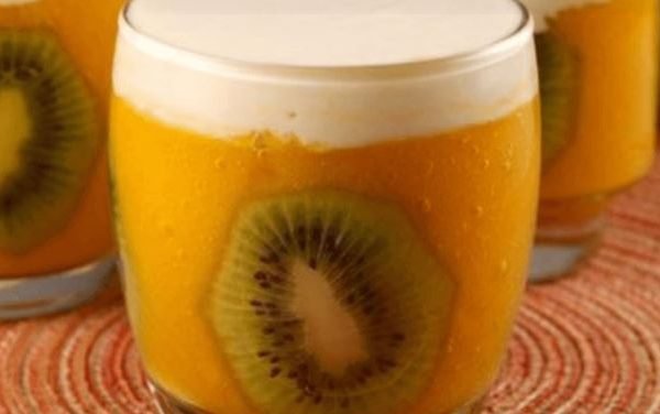 foto colorida de bebida de manga com pedaços de kiwi