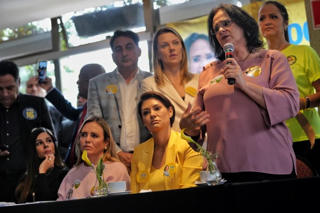 Damares, apoiada por Michelle, vence candidata de Bolsonaro