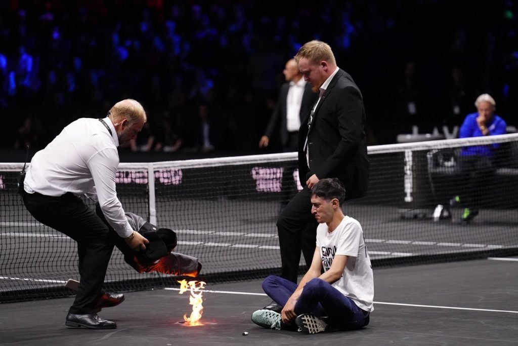 Antes de adeus de Federer, ativista invade quadra e incendeia o corpo