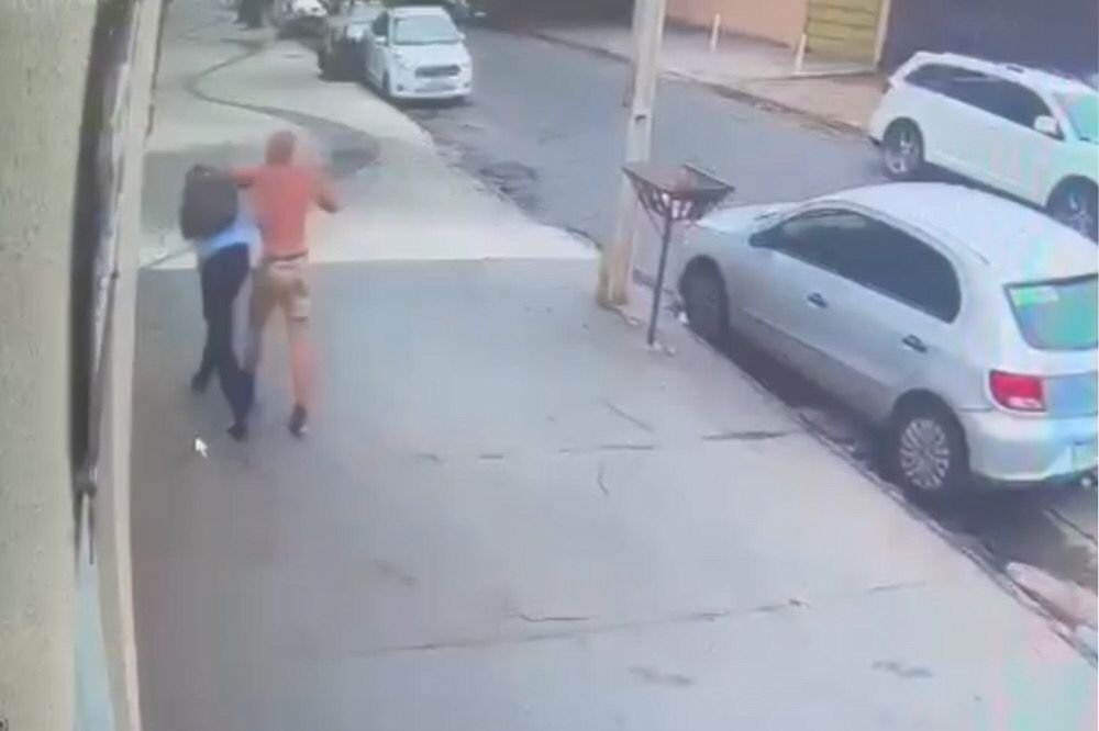 Vídeo: homem soca, chuta e pisoteia cabeça de zelador na rua em Goiás