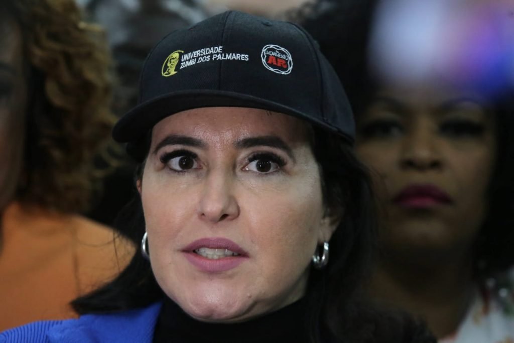 A candidata a Presidência da República, Simone Tebet (MDB) usando boné e da Universidade Zumbi dos Palmares em São Paulo