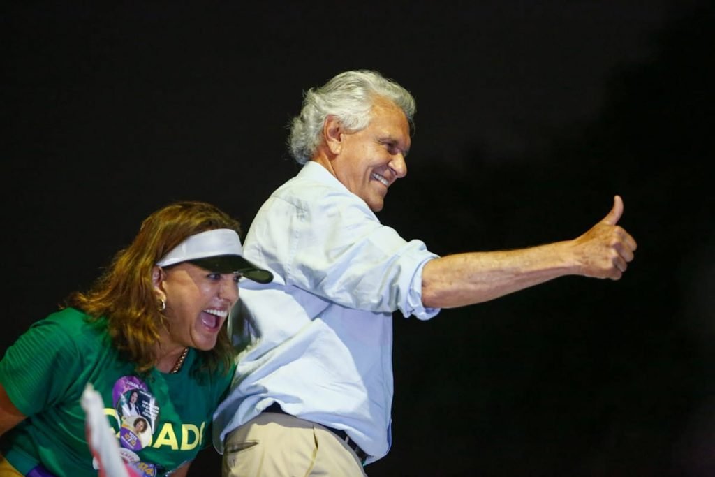 Ronaldo Caiado faz positivo e discursou ao lado da primeira-dama Gracinha Caiado