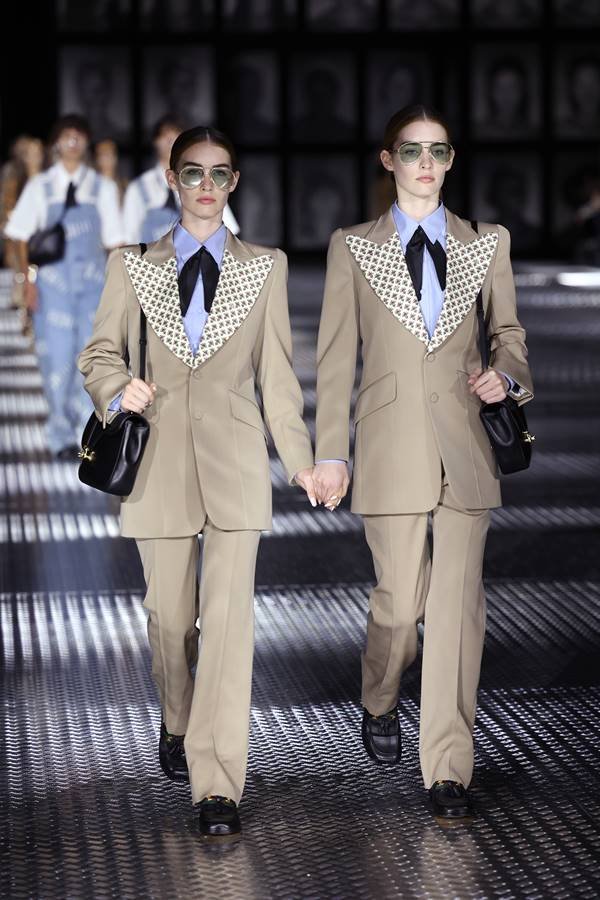 Gêmeas na passarela da Gucci