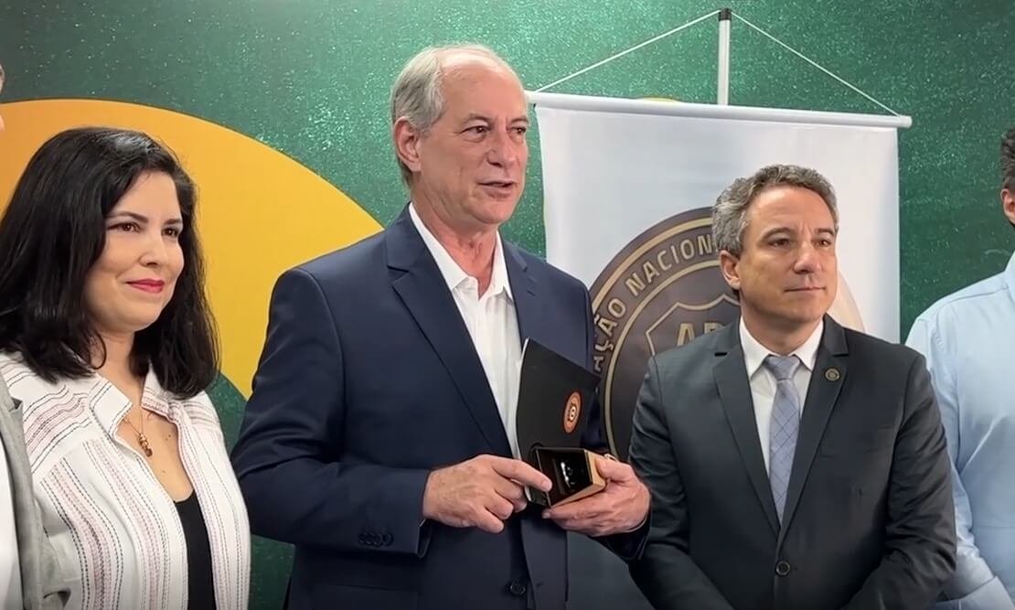 A delegados da PF Ciro Gomes defende federalizar combate s