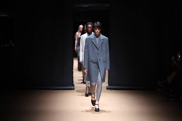 Desfile da Prada com look de alfaiataria cinza