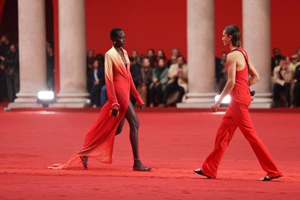 Passarela da Salvatore Ferragamo com looks vibrantes e degradê