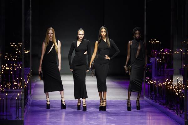 Rianne Van Rompaey, Gigi Hadid, Mona Tougaard e Anouk Yai usando looks pretos na passarela da Versace