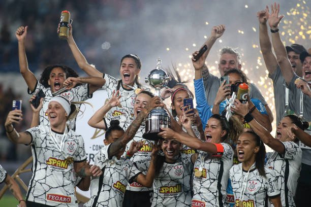 Corinthians goleia Internacional com recorde de público e