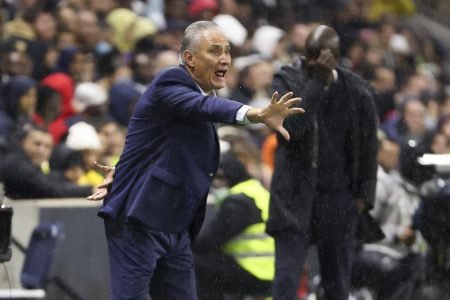 Foto colorida do técnico Tite