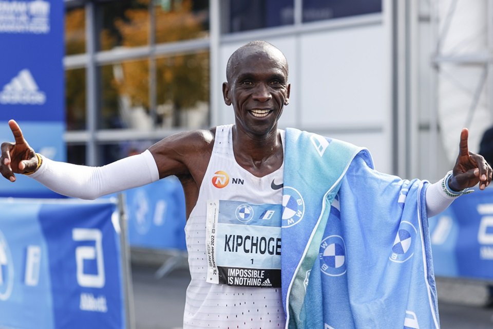 Eliud Kipchoge correu os 42,195 quilómetros em 1 hora, 59 minutos e 40  segundos, Notícias 24