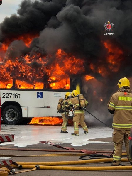 bombeiros combatem fogo em ônibus