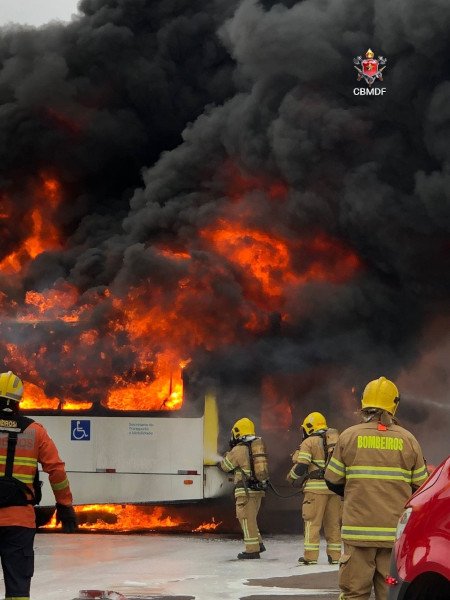 fumaça sai de ônibus que pega fogo