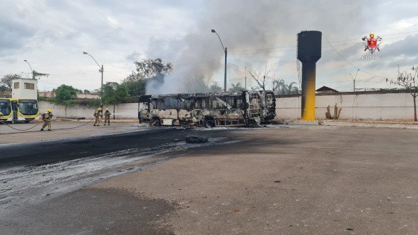 carcaça de ônibus solta fumaça branca
