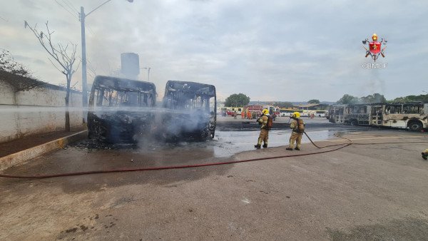 bombeiros terminam de apagar chamas de ônibus