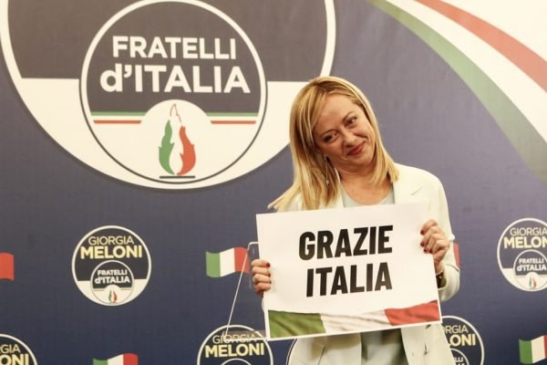 Giorgia Meloni celebra a vitória na Itália, que a coloca como nova primeira-ministra