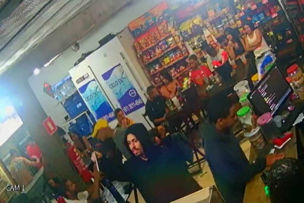 Homem de capuz preto em distribuidora