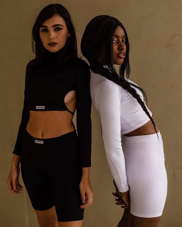Modelos usam looks preto e branco de sportswear