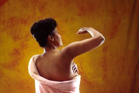 Foto colorida de mulher com câncer de mama